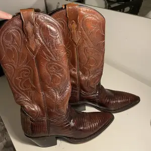 Bruna läder cowboy boots, köpt second hand. Strl 37 