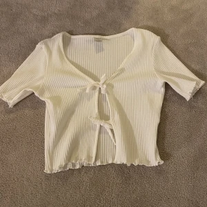 Koftor - Säljer dessa fina koftor från Lindex. Är i nyskick och använda få gånger. Säljs styckvis, men pris kan diskuteras om man vill köpa mer än en. Köparen står för frakten😊