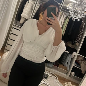 Drömmig blus - Superfin blus/tröja. Ny med prislapp kvar. 