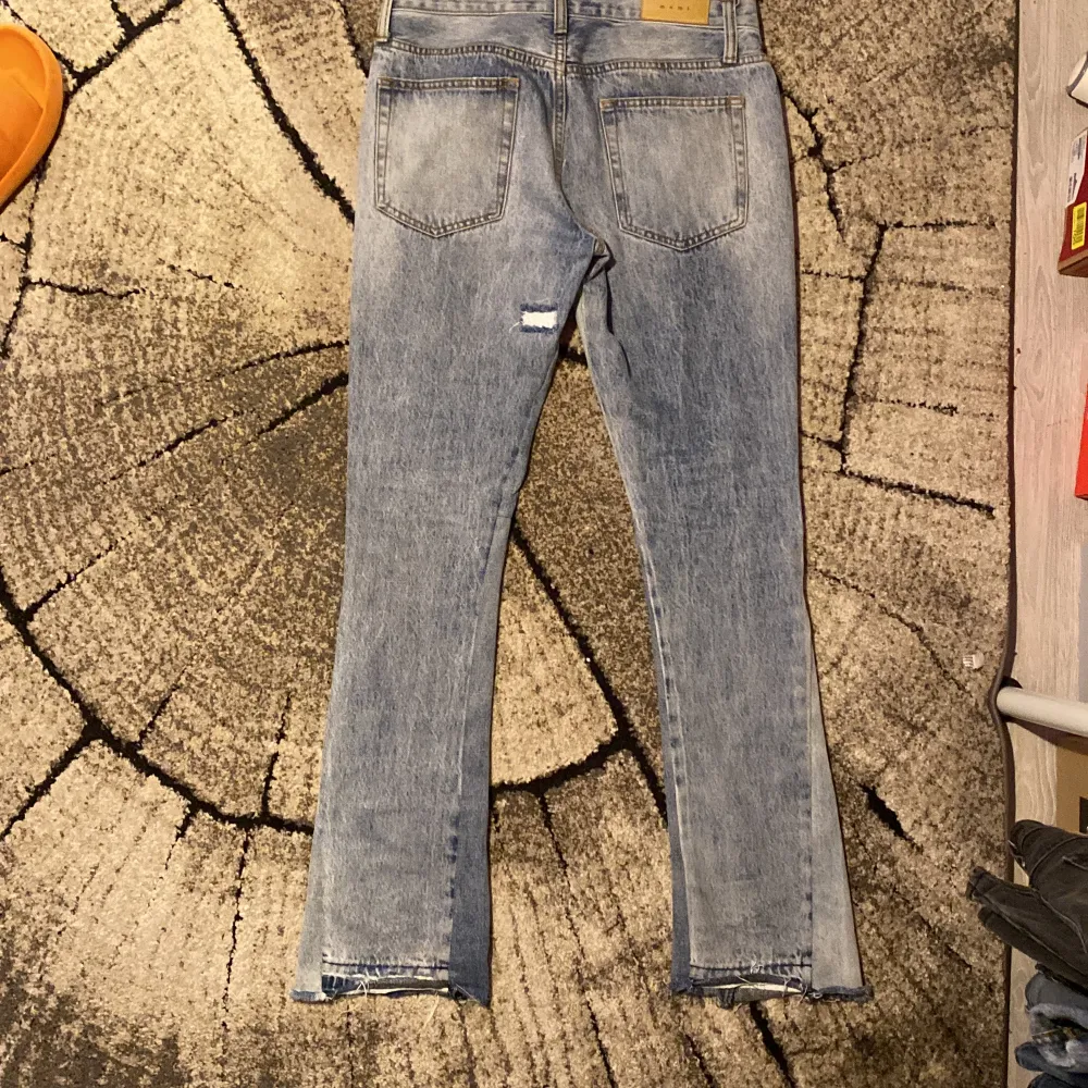 Säljer dessa flared jeans från märket Mnml. Skick 9/10. Skriv järna vid minsta lilla fundering!. Jeans & Byxor.