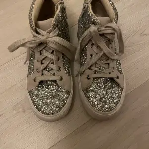 Skitsnygga glittriga sneakers för barn🙌 Köpta på GAP i New York och använda va 2 ggr så i mycket fint skick. Säljer för 250kr+frakt!❤️