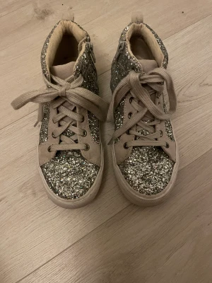 Glittriga sneakers - Skitsnygga glittriga sneakers för barn🙌 Köpta på GAP i New York och använda va 2 ggr så i mycket fint skick. Säljer för 250kr+frakt!❤️