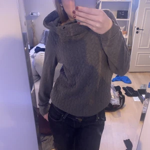 Tröja med krage - Fin tröja med mönster på rygg och mage. Finns hål på kragen för snören om man skulle vilja ha de men har tyvärr inte kvar mina. Är strl M men är ganska liten i storleken, passar även S💗