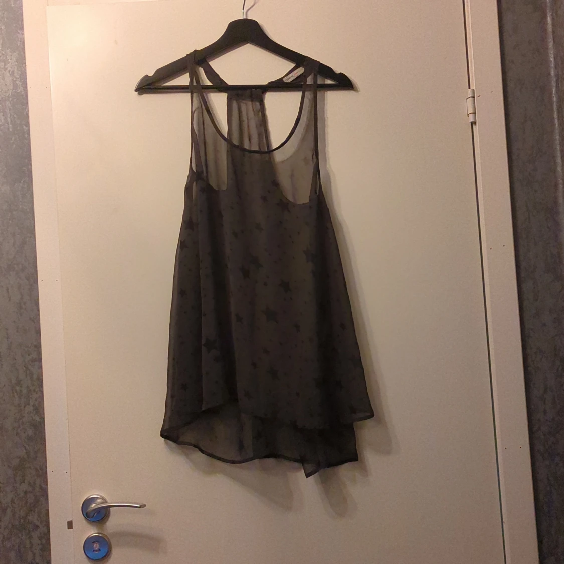 Grått genomskinligt linne med stjärnor