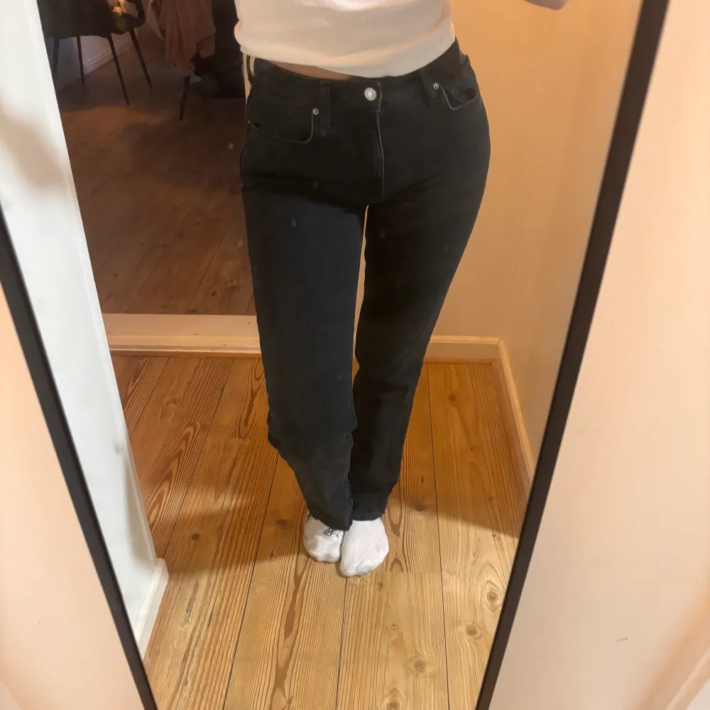 Snygg jeans i mid waist straight modellen från Cubus. Slutsålda online. Säljer även i dom andra två färgerna. W26L32. Jeans & Byxor.