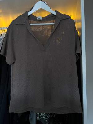 En brun finstickad t-shirt i nyskick, använd en gång🤎 