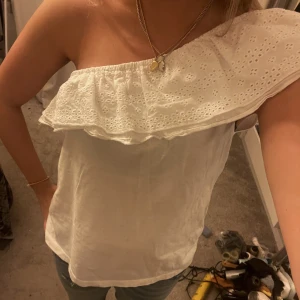 One shoulder tröja  - Jätte snygg topp 