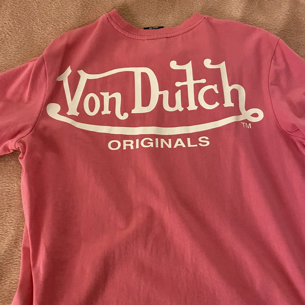 Rosa skitsnygg T-shirt från Von Dutch. Köpt på Zalando. T-shirts.