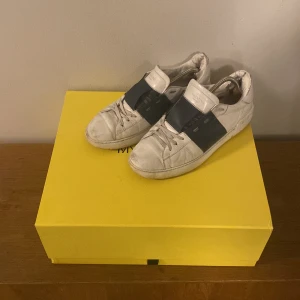 Valentino skor  - Intressekoll på mina Valentinos i använt skick, men fortfarande mycket kvar att ge. Skorna är köpta på Myntheresa för 575€ vilket idag motsvarar ca 6700kr. Har bara Myntheresa box och skorna. Skriv vid minsta intresse och kom med ett bud!