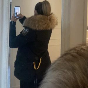 Vinterjacka parajumpers - Säljer min parajumpers då den ej kommer till användning, super varm o fin modell. Köpt för 9999kr säljer för 1999. Pris går att diskutera💕