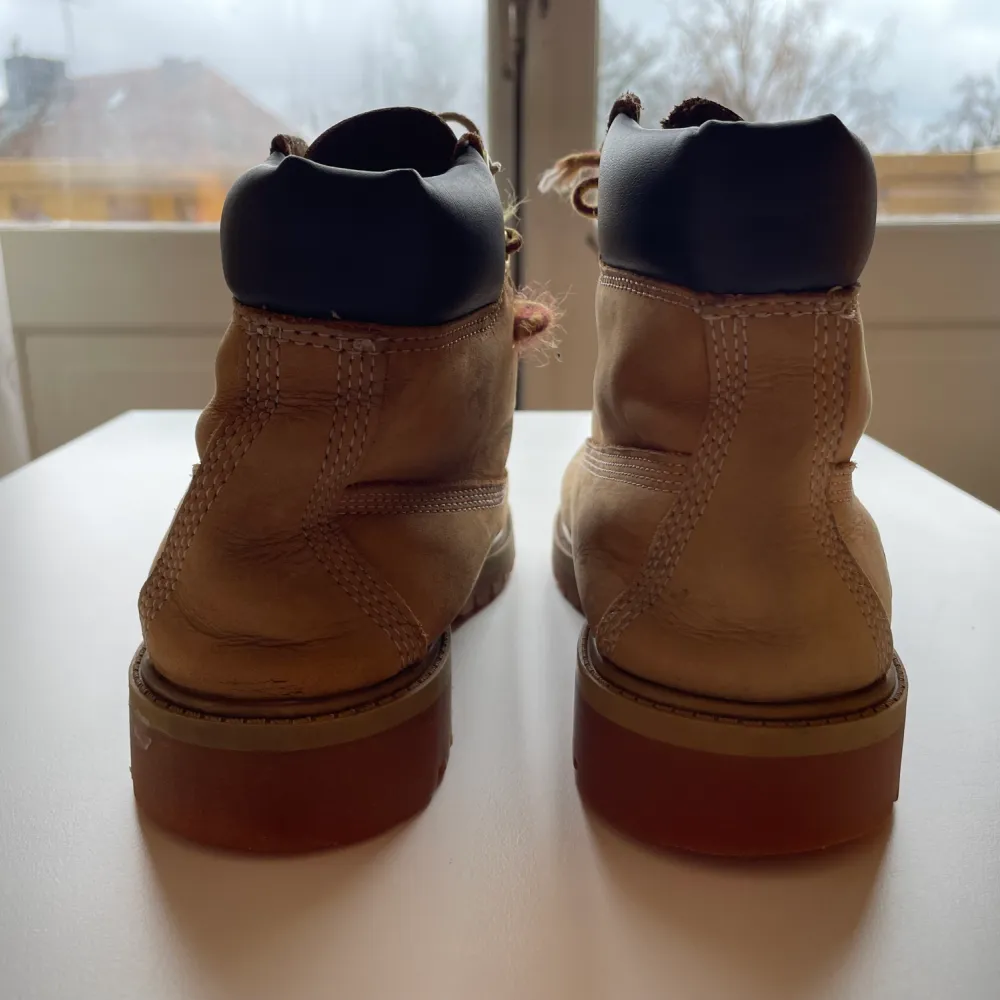 Timberlands klassiska kängor i beige nubuck storlek 37. Fint använt skick utöver hål i fordringen insida häl höger sko. Känns dock inte när de bärs.. Skor.