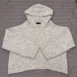 stickad hoodie - bra skick med detaljer runt ärmarna