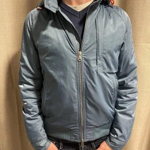 J.Lindeberg Windbreaker - J.Lindeberg | Storlek M | Skick 10/10 | Nypris 3000kr | Modellen är 182cm och bär vanligtvis S eller M!