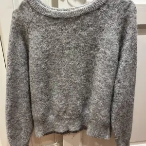 En grå stickad tröja från Carin Wester i storlek M, köpte den för 500 och säljer för 200💗