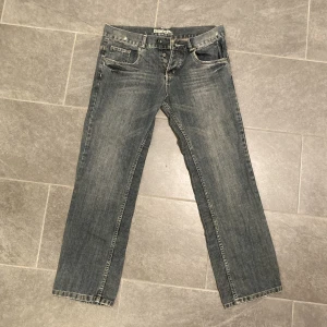 y2k jeans - cool detalj på bakfickan. inte så straight leg som det ser ut på bilden💞pris kan diskuteras!
