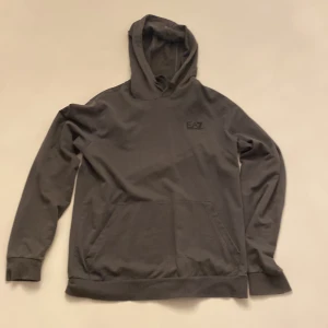 EA7 Hoodie  - Säljer nu min gammal ea7 Hoodie som har ett litet hål på vänster arm de bild 3 finns lite bevis på användning  