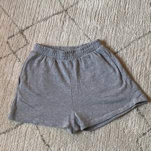 Ett par mjukis shorts från H&M i grå