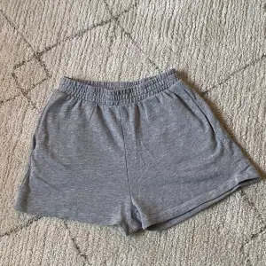 Ett par mjukis shorts från H&M i grå