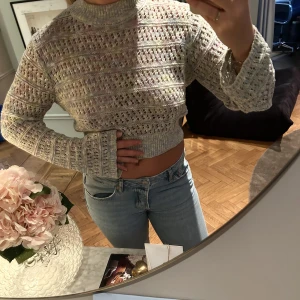 Kroppad virkad tröja - En virkad, färgglad och kroppad tröja. Väldigt fina pastellfärger. Sitter väldigt snyggt då den är bred vid ärmarna, och bred ”mudd” vid magen som gör så tröjan sätter sig snyggt. Även snyggt att den är lite genomskinlig ;)