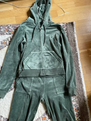 Juicy couture velour dress  - Moss grön/ mörk grön juicy couture mjukisset från Nelly 