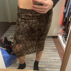 Midi kjol - En ascool midi kjol i leopard mersh-tyg. I storlek S