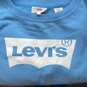 En ljusblå långärmad tröja från Levi's i storlek S. Tröjan är lagom använd men i ett bra skick (nästan som ny). Säljer pga ingen användning.