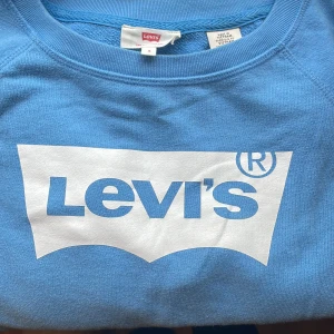 Levi's tröja  - En ljusblå långärmad tröja från Levi's i storlek S. Tröjan är lagom använd men i ett bra skick (nästan som ny). Säljer pga ingen användning.