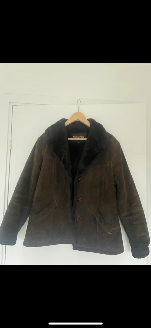 Guess vintage Shearlingjacka /pilotjacka  - Fodrad vintage Guess jacka i mörkbrunt mocka läder 