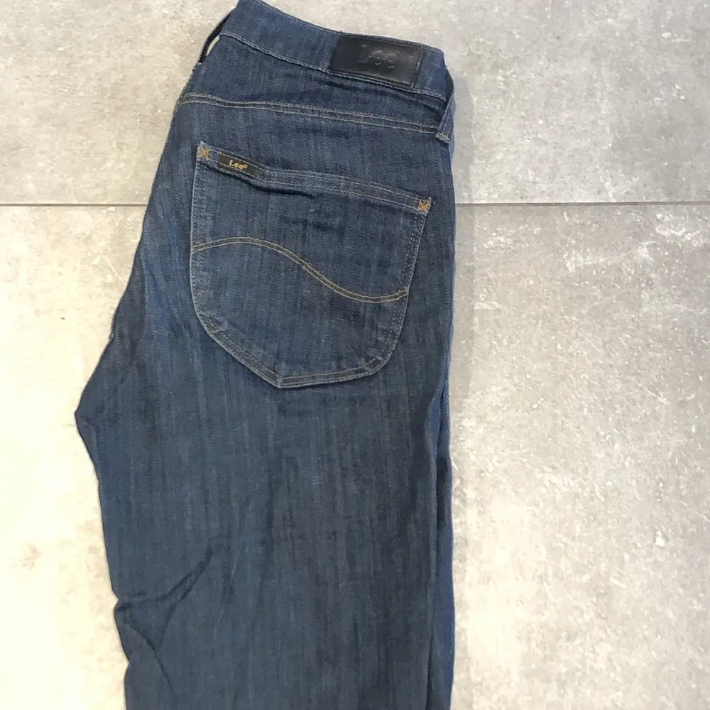 Lee Jeans W26 L31 Marion Straight motsvarar storlek S. Säljes då de är utväxta Hör av dig för mer bilder . Farkut & Housut.