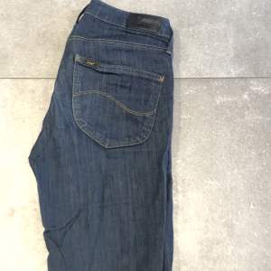 Lee Jeans  W26 L31 Marion Straight motsvarar storlek S.  Säljes då de är utväxta  Hör av dig för mer bilder 