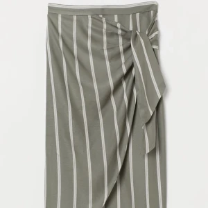 Kjol strl 38 - Snygg oanvänd kjol i storlek 38. Lappen kvar (249:-). Dragkedja i sidan.