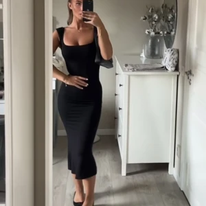 Klänning - Super snygg klänning! Sätter sig snyggt! Använt 1 gång . Köparen står för frakten 