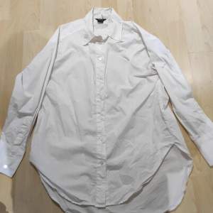 Enkel vit skjorta, använts ungefär en gång.
