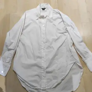 Enkel vit skjorta, använts ungefär en gång.