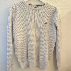 Stickad moncler tröja - En riktigt snygg, bekväm och unik moncler tröja som är stickad, den är äkta och i riktigt bra skick. Nypris var runt 6-7 tusen men säljer endast för 1800 då jag tyvärr saknar kvitto.  Har du några fler frågar osv så är de bara att skriva🙌🏻