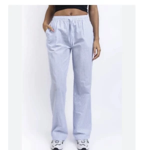 Blå vit randiga pyjamasbyxor  - Intressekoll på mina favoritbyxor. Blå vit randiga pyjamasbyxor från Madlady. Helt slutsålda på deras hemsida