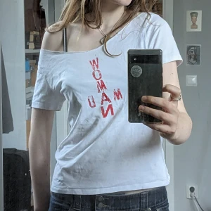 vit off-shoulder tshirt m tryck - vit off-shoulder tshirt med tryck 💞 säljer för att den inte kommer till användning... bra skick !