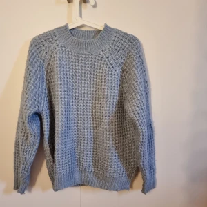 Ljusblå stickad tröja  - Ljusblå stickad tröja  Storlek XS något oversized  Fint tillägg till höst och vintergarderoben I fint skick 