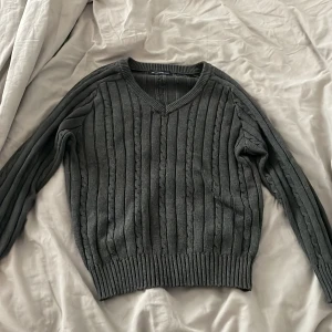 Stickad tröja  - jättefin tröja från brandy melville som aldrig används. helt ny bara tvättad 