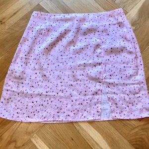 Blommig Miniskirt - Gullig blommönstrad miniskirt i silkigt material! Storlek S, från Shein. Skriv innan du trycker på KÖP NU! <3
