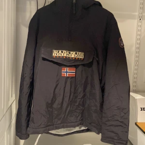 Napapijri jacka  - Napapijri jacka, använd 2 gånger så nästan ny. Nypris 1700kr inget slitage och är storlek medium. Pris kan diskuteras. Väldigt varm jacka så passar perfekt till vintern 