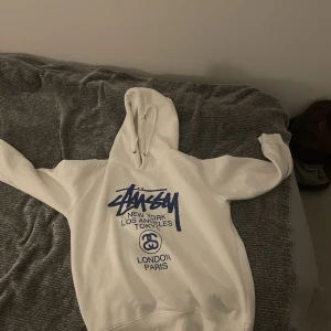 Stussy  - Säljer en stussy hoodie. Har använt den väldigt få gånger. Priset kan diskuteras!
