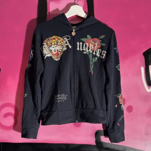 Ed Hardy Hoodie - As fet edhardy hoodie!! ÄKTA! Bra skick!! Finns inte så mycket o säga 😂 overall tvär najs hoodie perfekt till en maxad höst outfit 🍂🤷‍♂️
