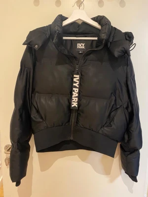 Ivy park puffjacka   - Säljer min väldigt bra skick ivy park puffjacka i storlek s! Adidas x beyonce. Finns att hämta i Sthlm eller köparen får stå för frakt 📦 