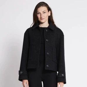 Kappa - Är mer åt det grå hållet, jätte fin men har så många kappor. Vi kan ses vid Skogås eller Farsta 