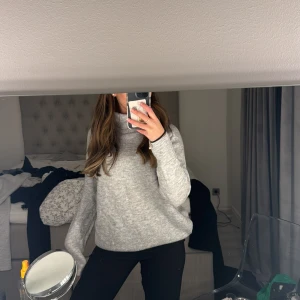 Grå Tröja - Säljer denna mysiga grå tröja då den inte längre används❤️Är använd sparsamt och är som ny. Tveka inte att skriva vid frågor eller intresse!!