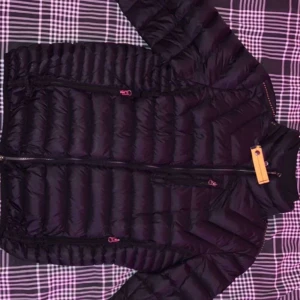 Parajumpers jacka - Parajumper jacka, knappt använd sen sluta jag använda den, jag ångrade mig att jag köpte den så jag säljer den nu