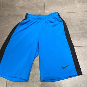 Nike shorts, storlek 137-147cm 10 til 12 åringar 