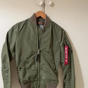 Alpha industries bomber jacka  - Bomber jacka från märket alpha industries Använd fåtal gånger. 