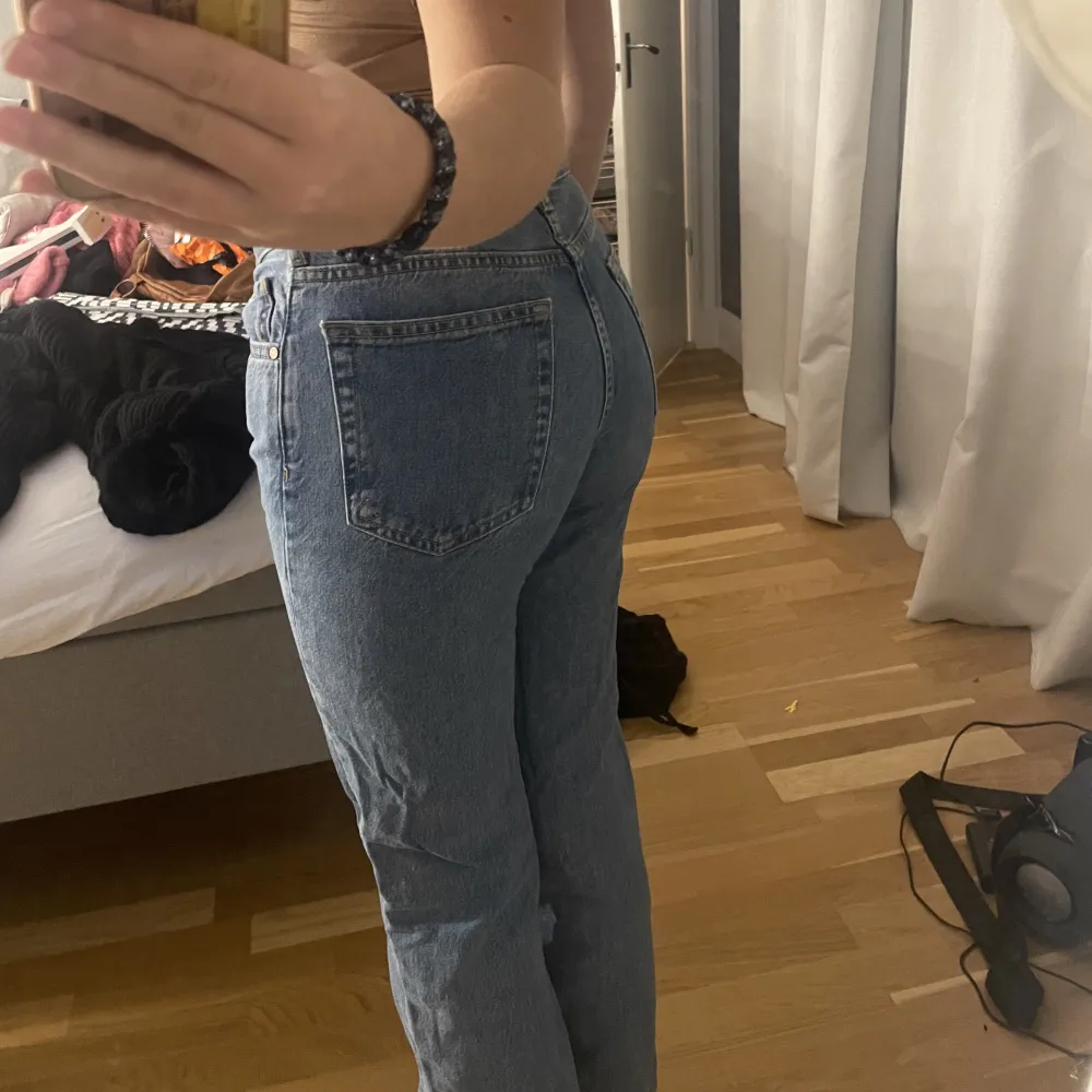 så fina raka jeans från bikbok i storlek w24/L32💕 skulle säga att dom är stora i storleken eftersom jag egentligen inte har 24 i midjan💕. Jeans & Byxor.